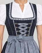 Dirndl – Detail Schnürung und Schürze