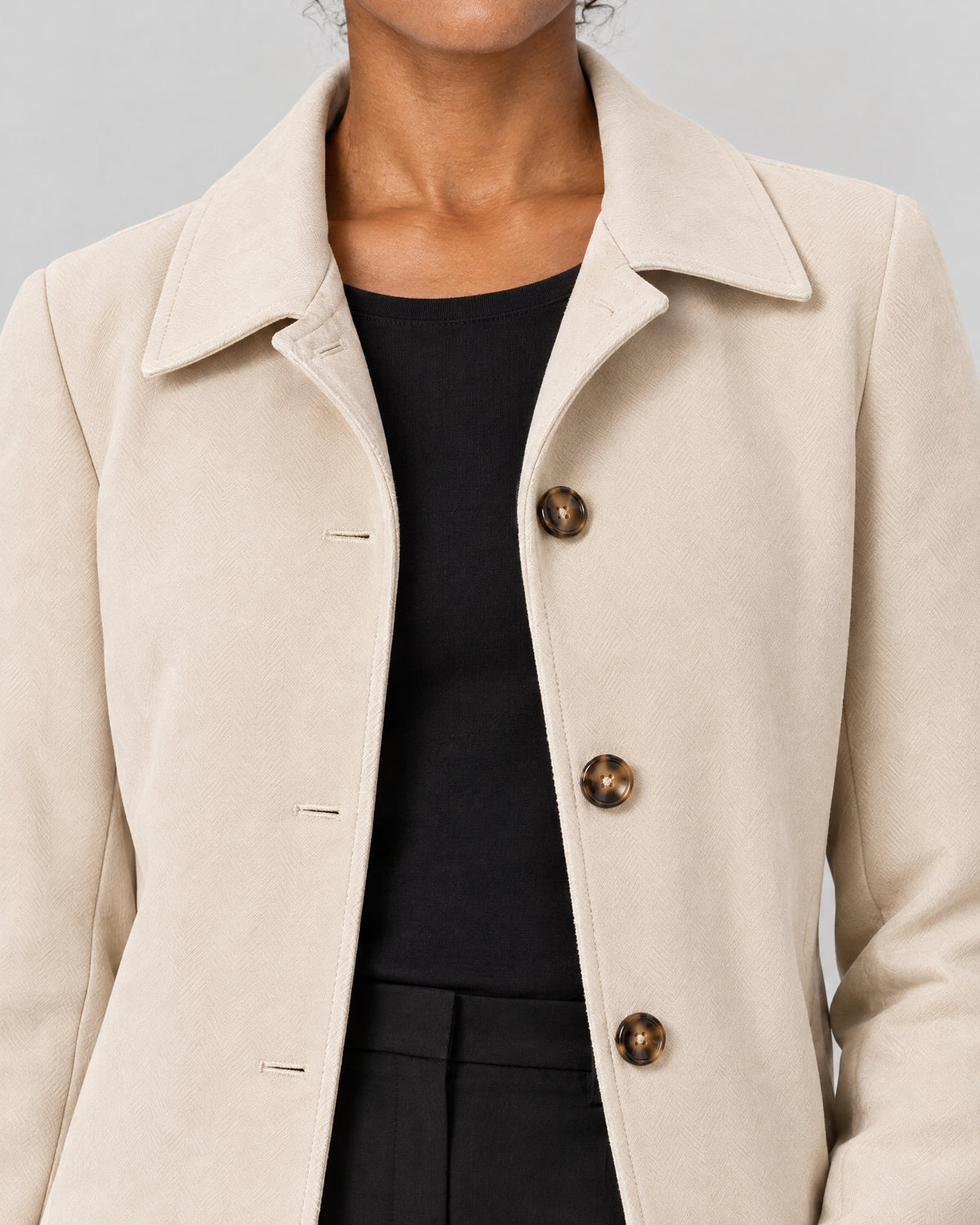 Trenchcoat – Detail Kragen und Knopfleiste