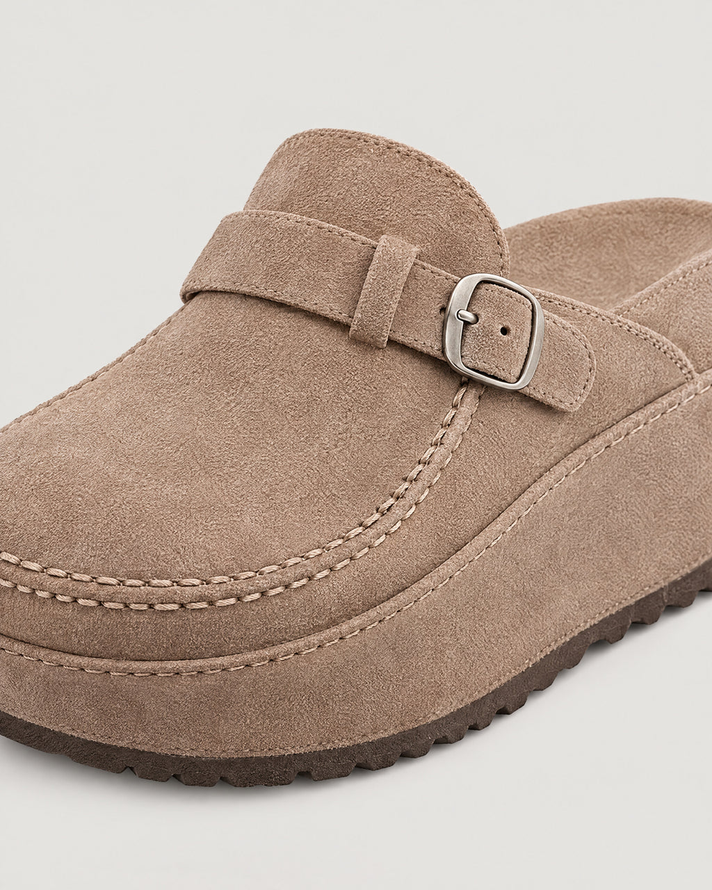 Clogs – Detail Riemen und Plateausohle
