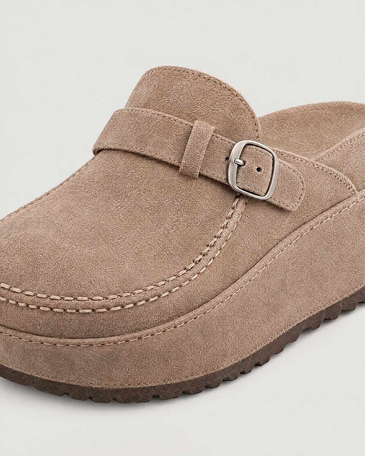 Clogs – Detail Riemen und Plateausohle