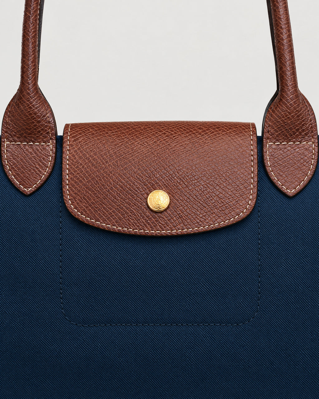 Nylon Tote Bag – Detail Lederklappe