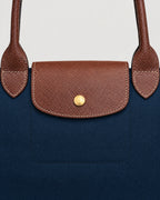 Nylon Tote Bag – Detail Lederklappe