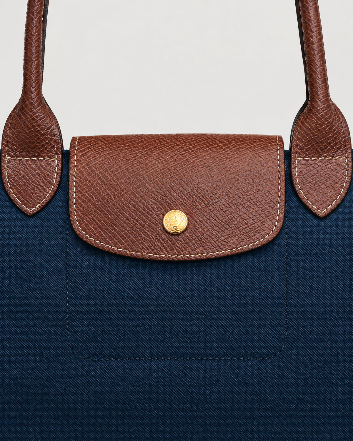 Nylon Tote Bag – Detail Lederklappe