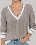 Pullover – Detail V-Ausschnitt und Streifen