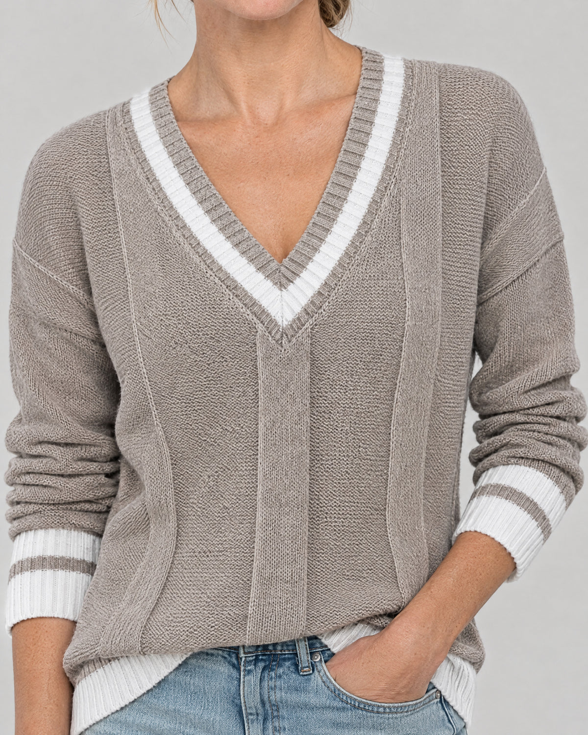 Pullover – Detail V-Ausschnitt und Streifen