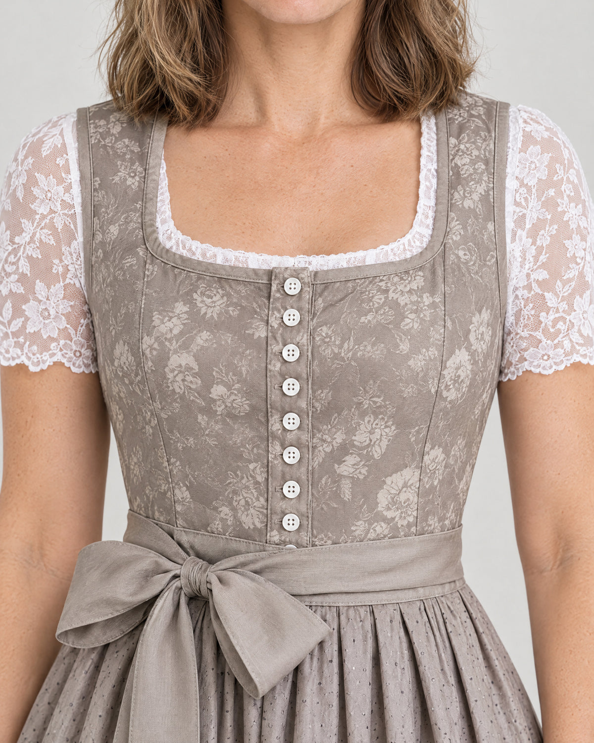 Dirndl – Detail Mieder und Spitzenärmel