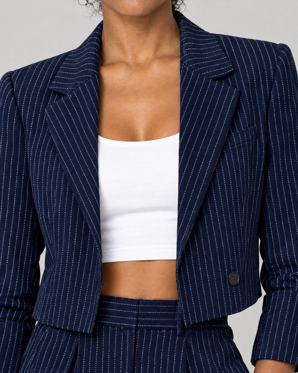 Hosenanzug – Detail Revers und Nadelstreifen