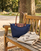Nylon Tote Bag Marineblau – auf der Parkbank
