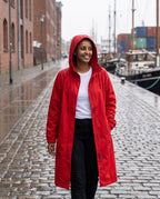 Regenmantel Damen Rot – im Regen am Hafen