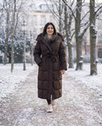 Langer Steppmantel Damen Dunkelbraun – im Winterpark