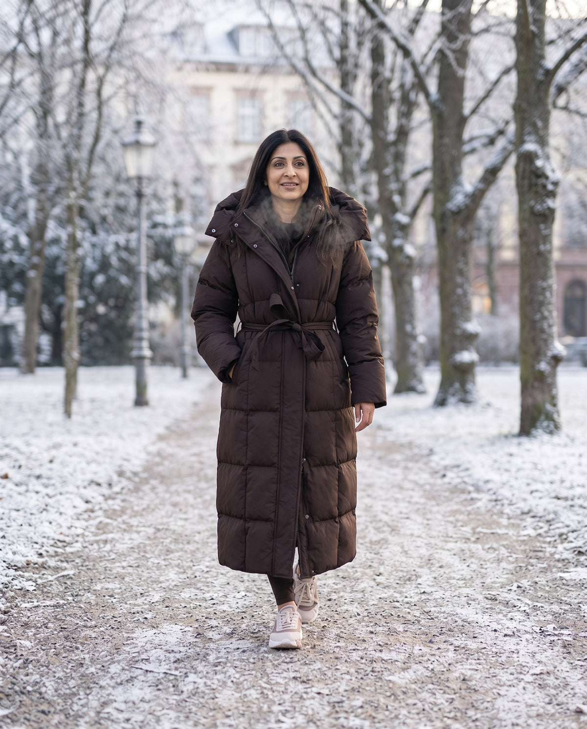 Langer Steppmantel Damen Dunkelbraun – im Winterpark