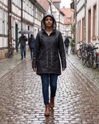 Regenjacke Damen – im Regen in der Altstadt
