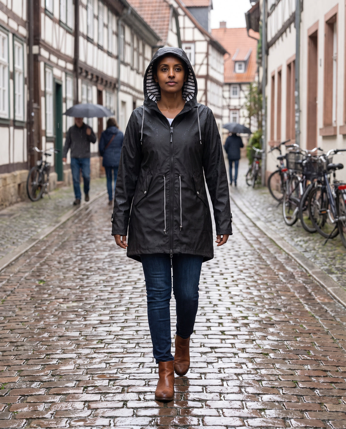 Regenjacke Damen – im Regen in der Altstadt