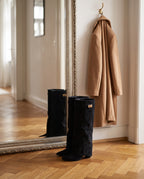 Wildlederstiefel Schwarz – im Altbau-Flur