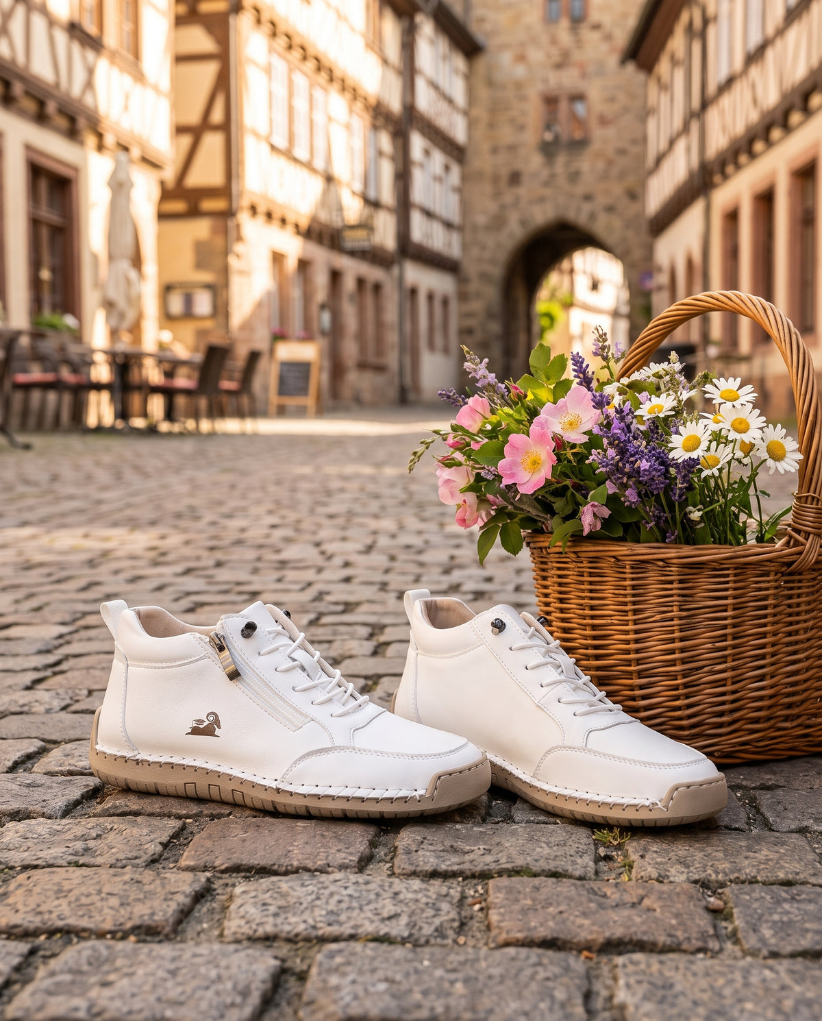Sneaker Damen Weiß – auf Kopfsteinpflaster in der Altstadt