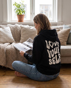 Hoodie Love Yourself – gemütlich zu Hause