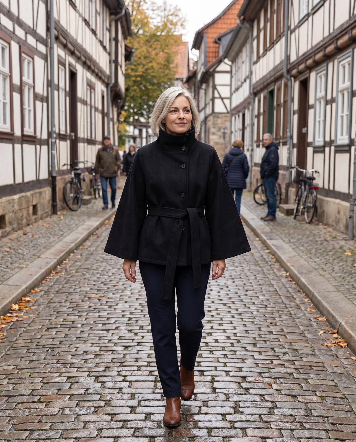 Cape Jacke Damen Schwarz – in der Altstadt