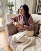 Oversize Kapuzenpullover – gemütlich auf dem Sofa