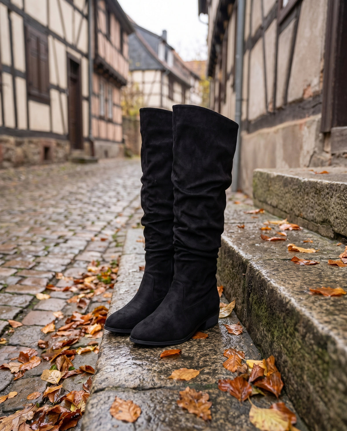 Overknee Stiefel – auf Altstadtstufen