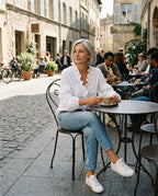 Rüschenbluse – im Straßencafé