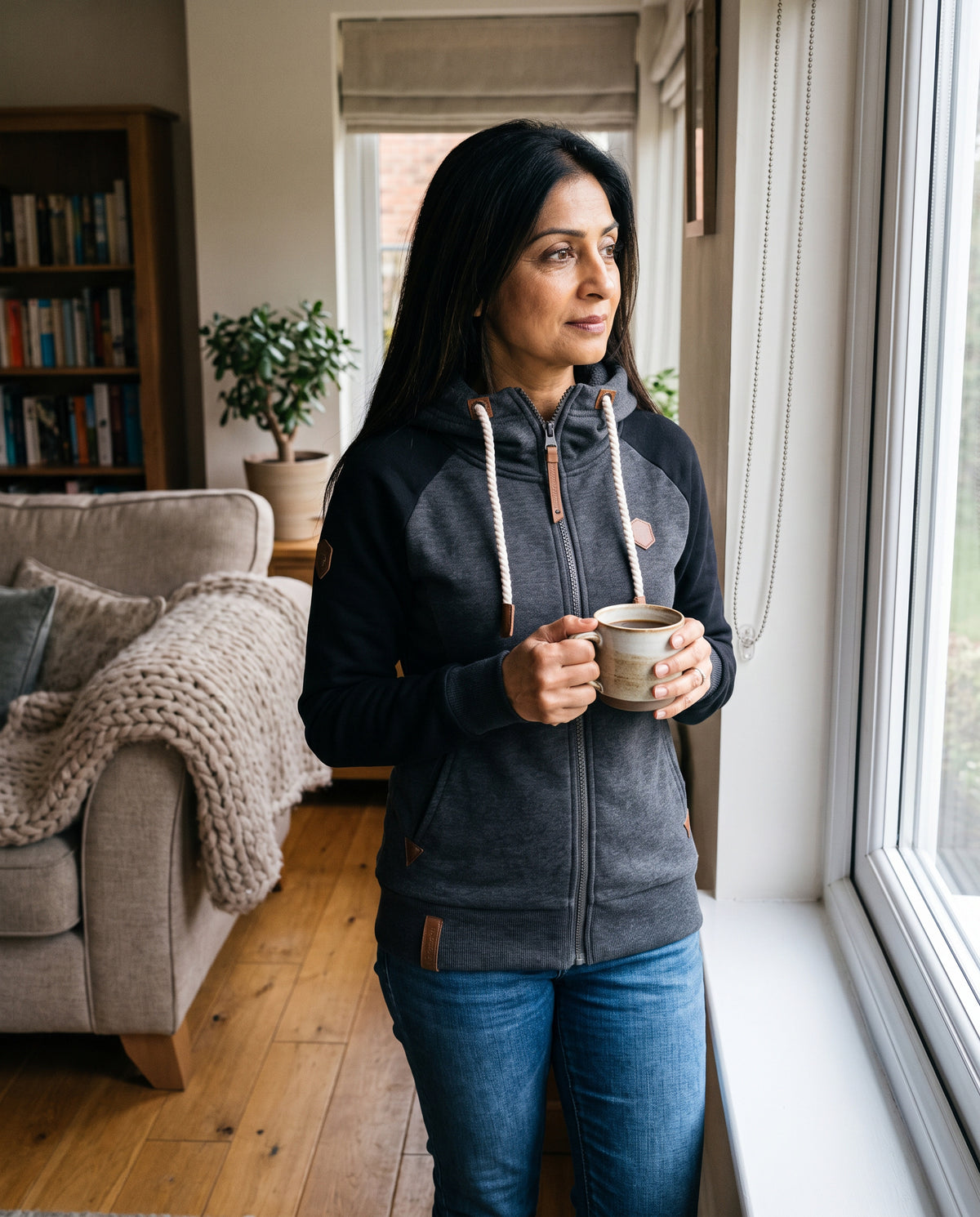 Sweatjacke – zu Hause am Fenster