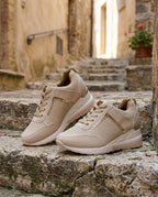Keil-Sneaker – auf Altstadtstufen