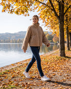 Teddy Fleecejacke Damen Beige – Herbstspaziergang am See