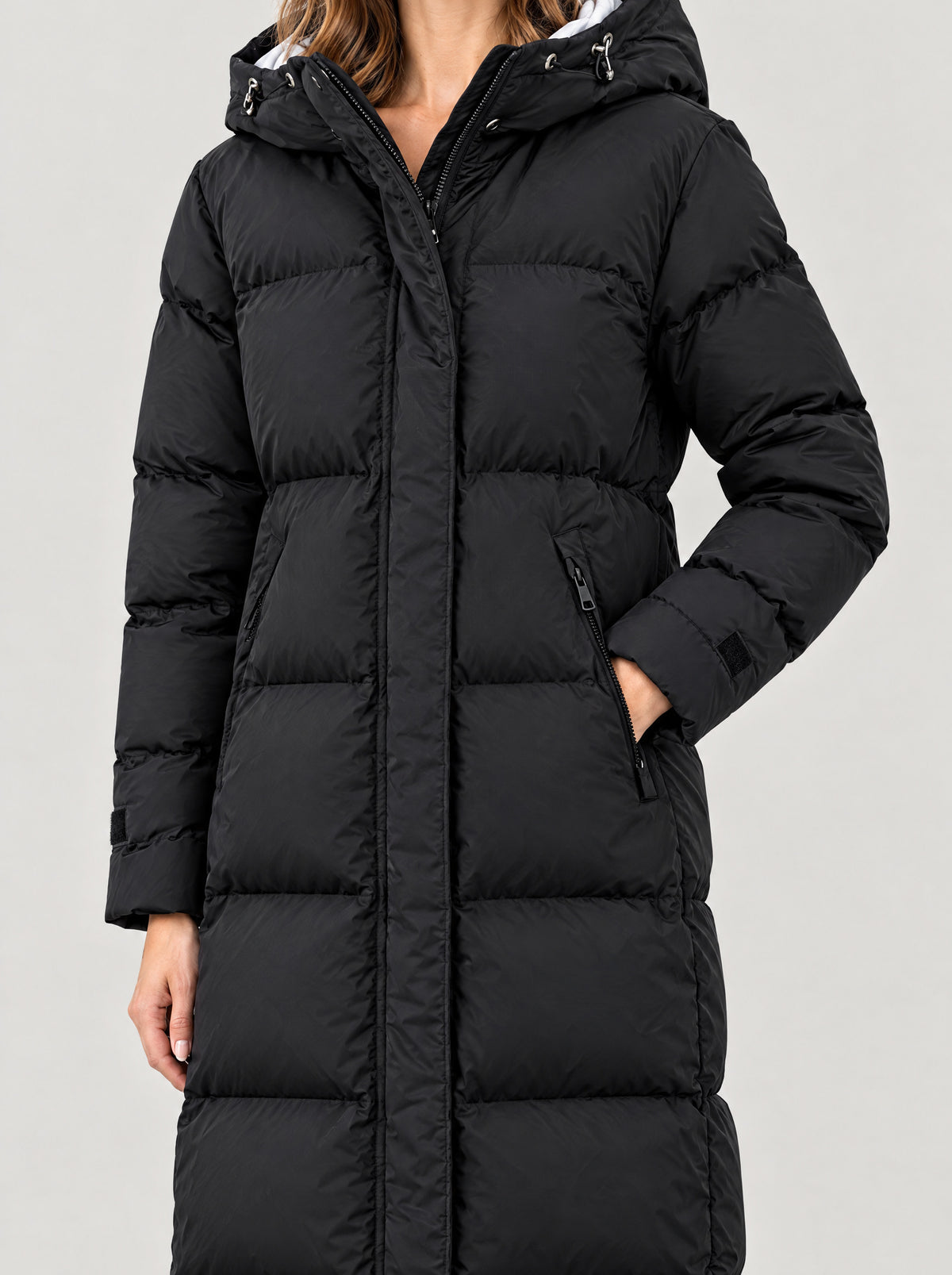 Langer Parka Damen Schwarz – Detail Kapuze und Tasche