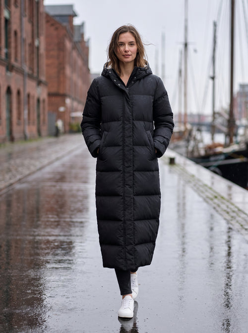 Langer Parka Damen Schwarz – getragen an einem Regentag am Hafen