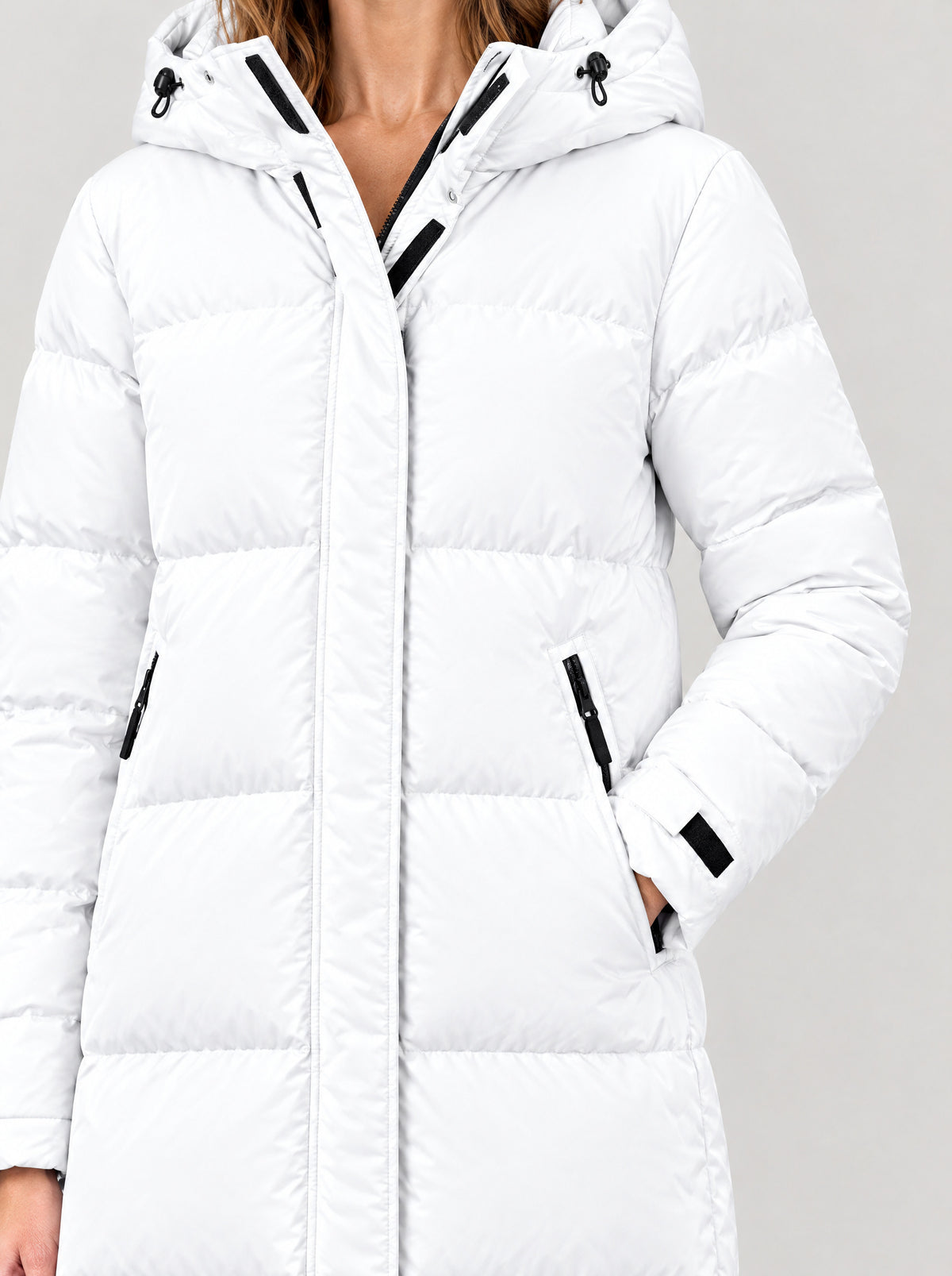 Langer Parka Damen Weiß – Detail Kapuze und Tasche