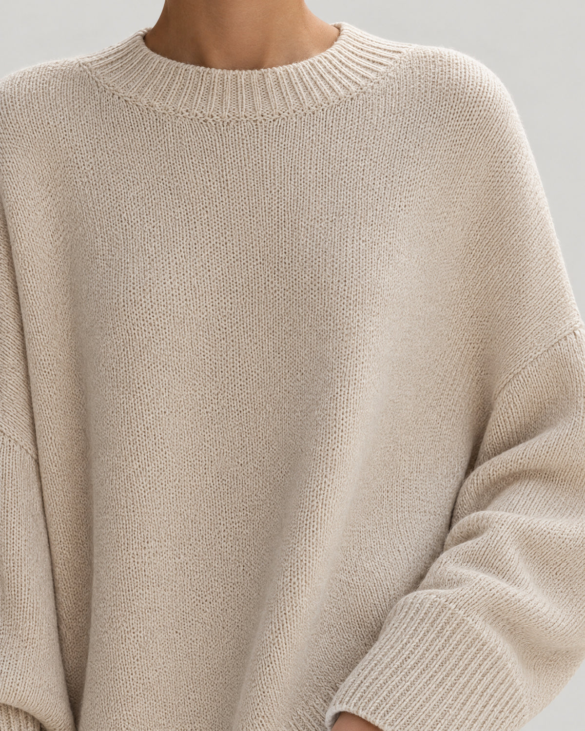 Oversize Pullover Damen Beige – Detail Rundhals und Strick