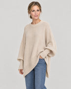 Oversize Pullover Damen Beige – Dreiviertelansicht mit asymmetrischem Saum