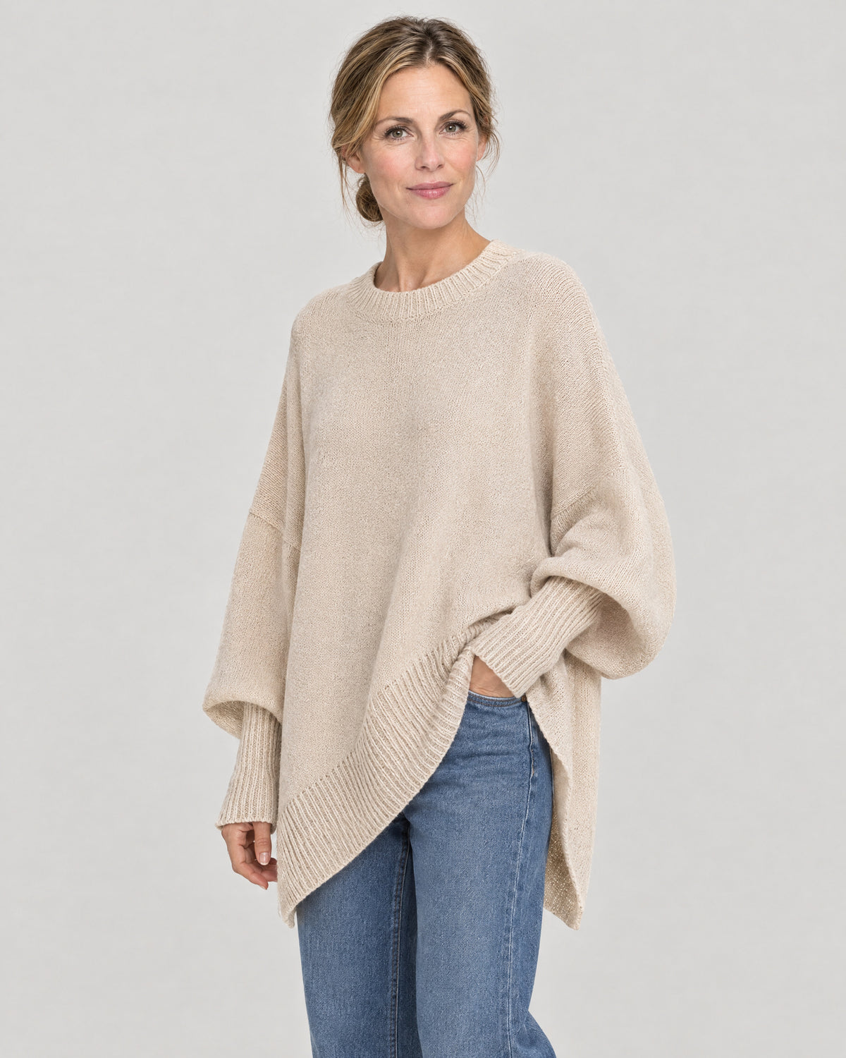 Oversize Pullover Damen Beige – Dreiviertelansicht mit asymmetrischem Saum