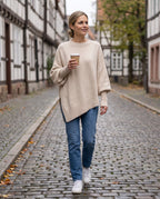 Oversize Pullover Damen Beige – getragen in der Altstadt