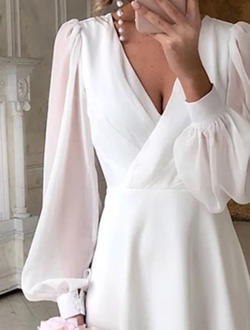 Brautkleid langarm – Detail V-Ausschnitt