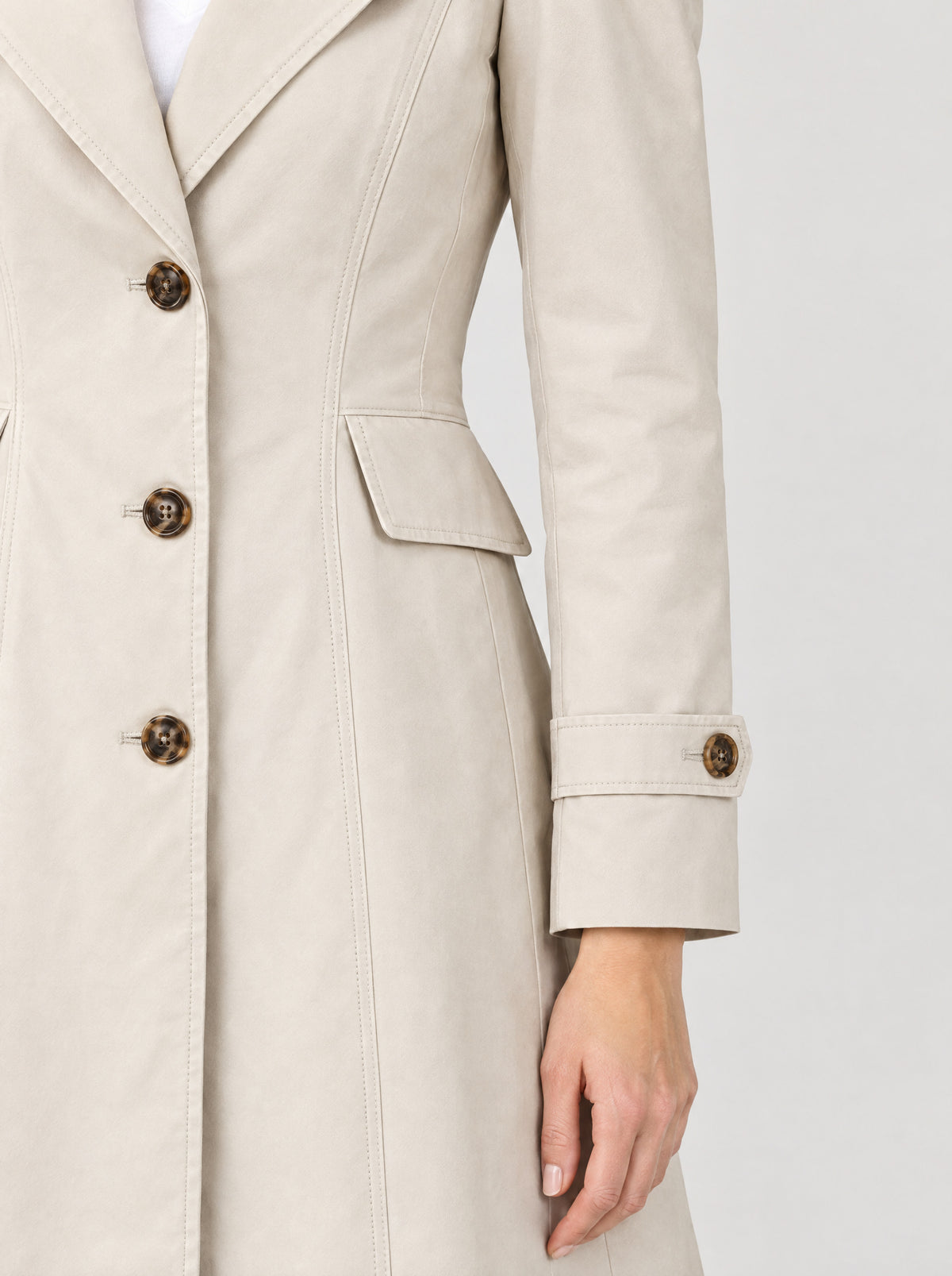 Trenchcoat Damen Beige – Detail Pattentasche und Ärmelriegel
