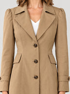 Trenchcoat Damen Khaki – Detail Kragen und Knöpfe