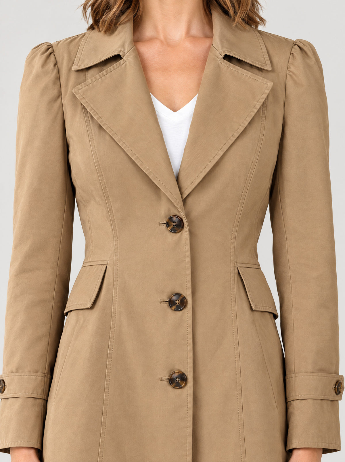 Trenchcoat Damen Khaki – Detail Kragen und Knöpfe
