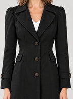 Trenchcoat Damen Schwarz – Detail Kragen und Knöpfe