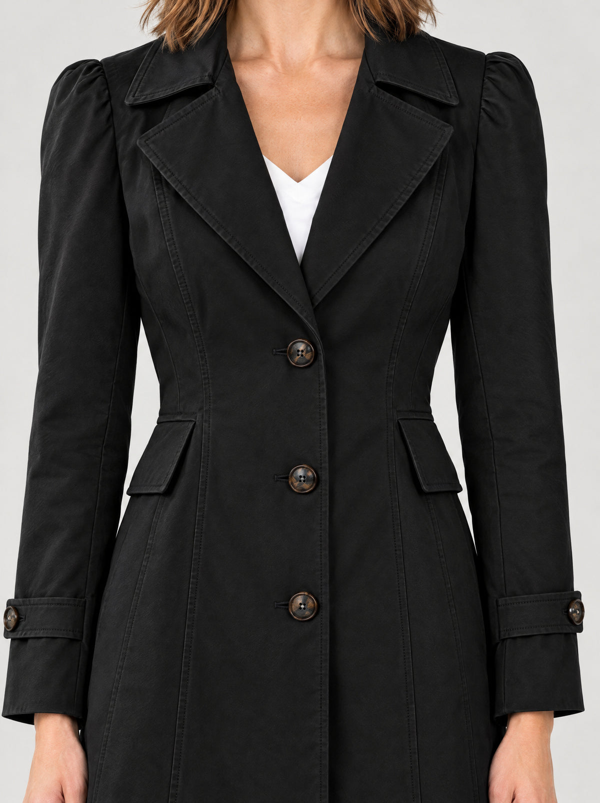 Trenchcoat Damen Schwarz – Detail Kragen und Knöpfe