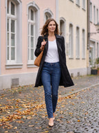 Trenchcoat Damen Schwarz – getragen im Herbst in der Altstadt