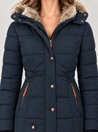 Winterjacke Damen Blau – Detail Kapuze mit Kunstfell und Reißverschluss