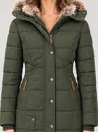 Winterjacke Damen Grün – Detail Kapuze mit Kunstfell und Reißverschluss