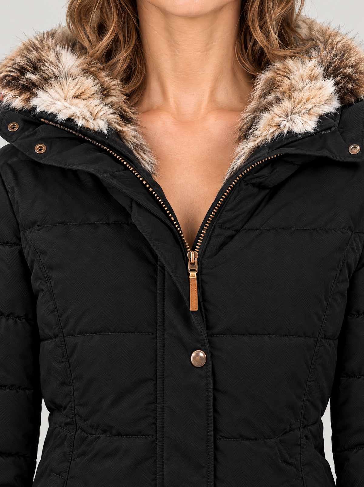 Winterjacke Damen Schwarz – Detail Kapuze mit Kunstfell und Reißverschluss