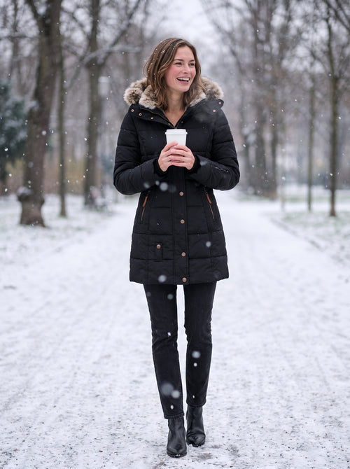 Winterjacke Damen Schwarz – getragen im verschneiten Park