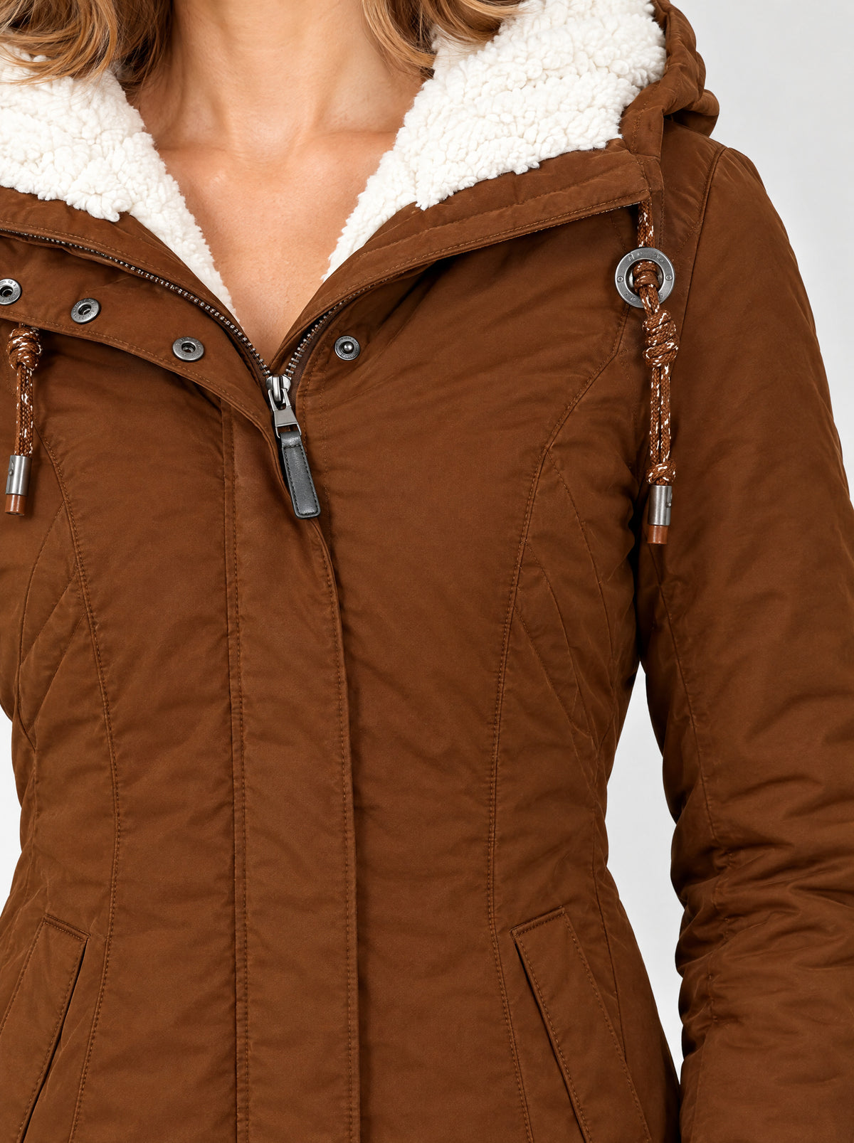 Wintermantel Damen Braun – Detail Plissee und Teddyfutter