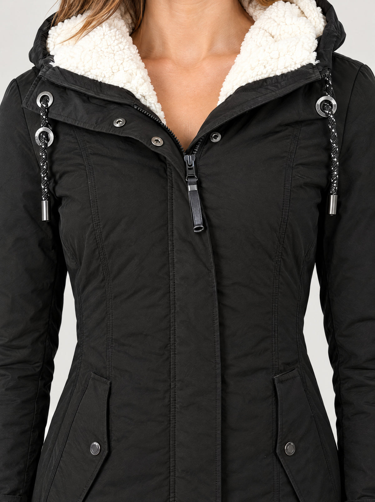 Wintermantel Damen Schwarz – Detail Plissee und Teddyfutter