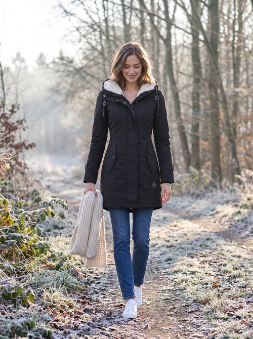 Wintermantel Damen Schwarz – getragen an einem frostigen Morgen im Wald