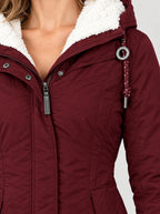 Wintermantel Damen Weinrot – Detail Plissee und Teddyfutter