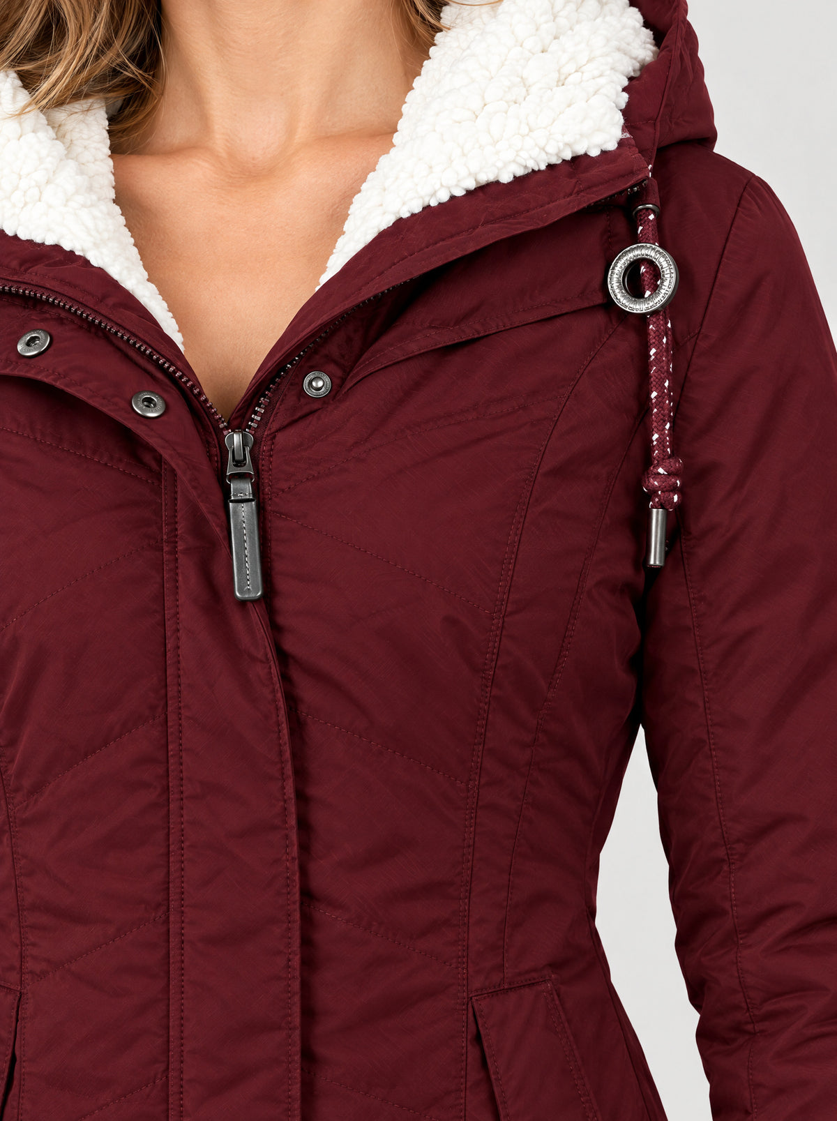 Wintermantel Damen Weinrot – Detail Plissee und Teddyfutter